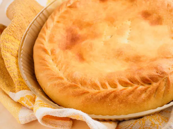 bir masaya doldurma ile pasta yuvarlak