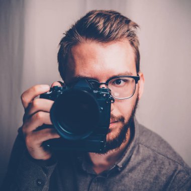 Kol kamera ile erkek fotoğrafçı