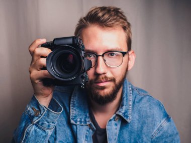 Kol kamera ile erkek fotoğrafçı