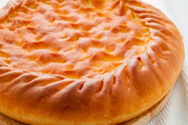 bir masaya doldurma ile pasta yuvarlak