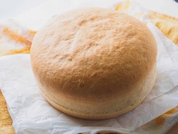 Pão de pão branco em uma mesa — Fotografia de Stock