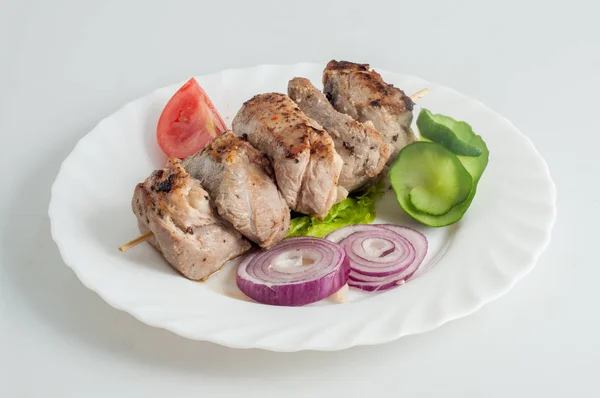 Daging babi panggang kebab pada tusuk di piring putih — Stok Foto