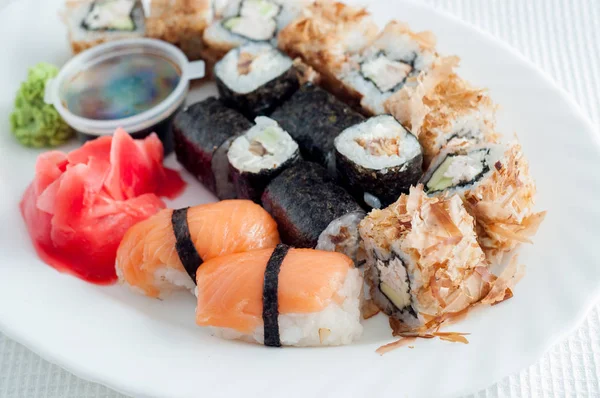 Japonia jedzenie sushi roll ustawiona na białym talerzu — Zdjęcie stockowe