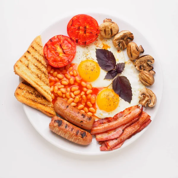 Повний англійський сніданок включає ковбаски, на грилі помідори і гриби, яйце, бекон, Тушкована квасоля, хліб. Ізольовані — стокове фото