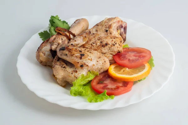 Pollo barbacoa kebab en pincho en un plato blanco —  Fotos de Stock