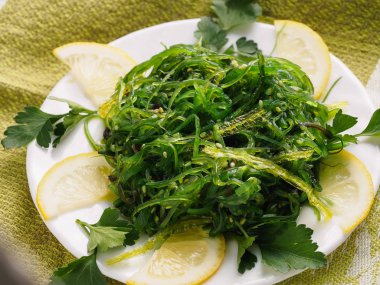 Chuka yeşil limon ve yeşillikleri salatası