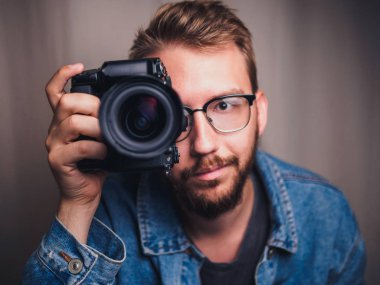 Kol kamera ile erkek fotoğrafçı