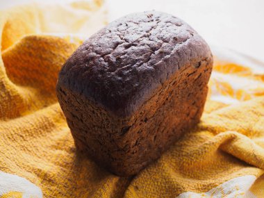 bir tablo üzerinde siyah ekmek