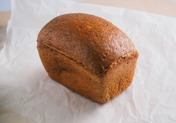 Zwart brood op een tafel — Stockfoto