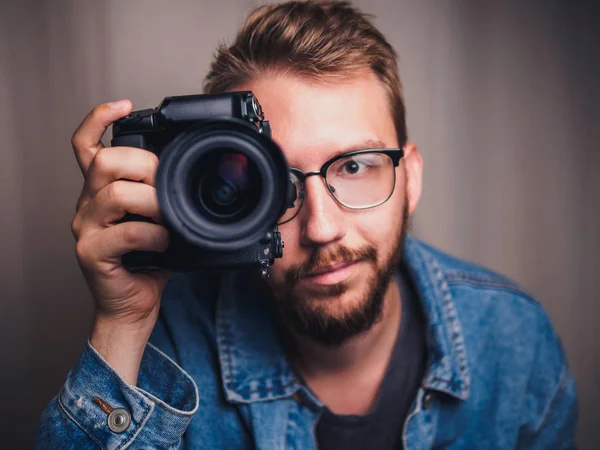 Kol kamera ile erkek fotoğrafçı