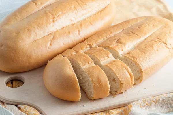 Pão de pão branco em uma mesa — Fotografia de Stock