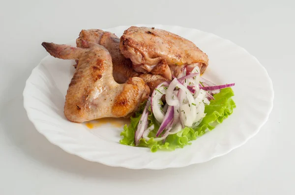 Ayam barbekyu kebab di tusuk di piring putih — Stok Foto