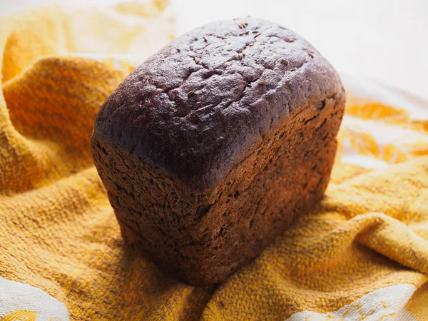 bir tablo üzerinde siyah ekmek