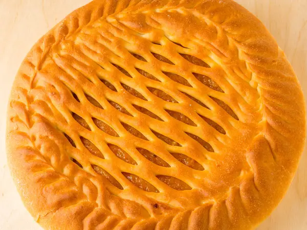 bir masaya doldurma ile pasta yuvarlak