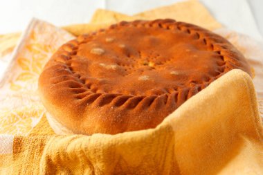 bir masaya doldurma ile pasta yuvarlak