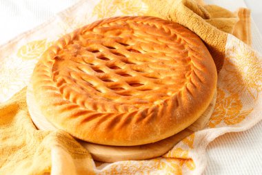 bir masaya doldurma ile pasta yuvarlak