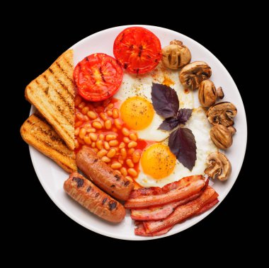 Tam İngiliz kahvaltısı dahil sosis, ızgara domates ve mantar, yumurta, pastırma, Kuru fasulye, ekmek. İzole
