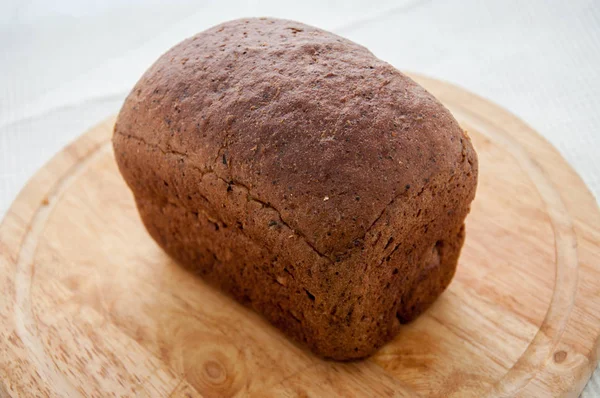 Zwart brood op een tafel — Stockfoto