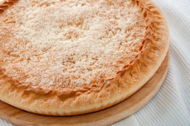 bir masaya doldurma ile pasta yuvarlak