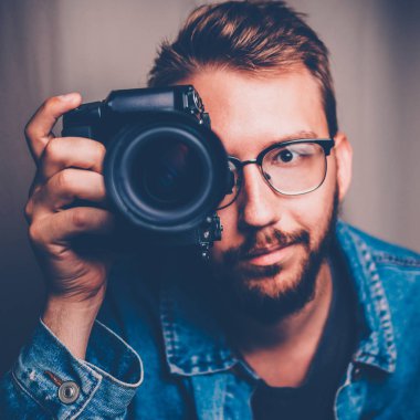 Kol kamera ile erkek fotoğrafçı