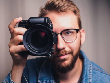 Kol kamera ile erkek fotoğrafçı
