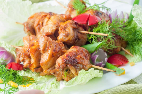 Ayam barbekyu kebab di tusuk di piring putih — Stok Foto