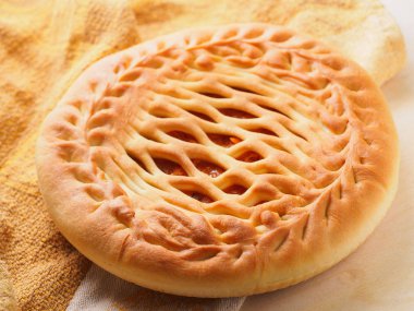 bir masaya doldurma ile pasta yuvarlak