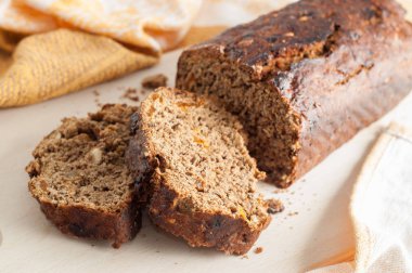 bir tablo üzerinde siyah ekmek