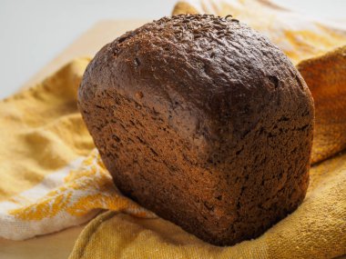 bir tablo üzerinde siyah ekmek