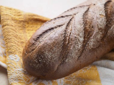 bir tablo üzerinde siyah ekmek