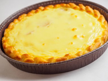 Tatlı pasta bir masada doldurma ile yuvarlak
