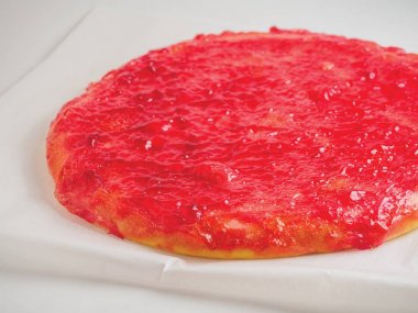 Meyve jöleli tatlı pasta bir masa üzerine