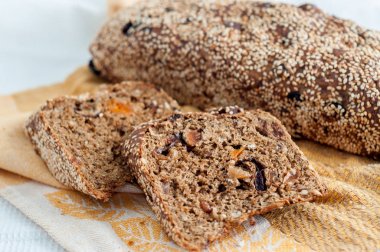 bir tablo üzerinde siyah ekmek