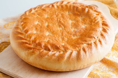 bir masaya doldurma ile pasta yuvarlak