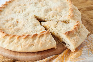 Tatlı pasta bir masada doldurma ile yuvarlak