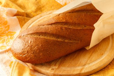 bir tablo üzerinde siyah ekmek