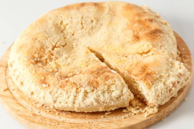 Tatlı pasta bir masada doldurma ile yuvarlak