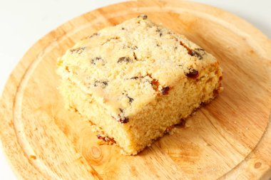 Tatlı pasta bir masada doldurma ile yuvarlak