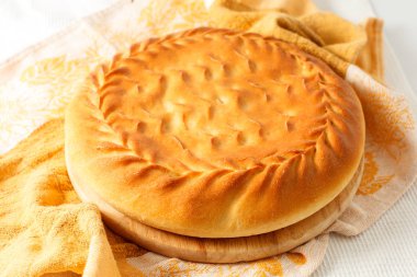 bir masaya doldurma ile pasta yuvarlak