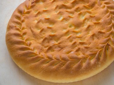 bir masaya doldurma ile pasta yuvarlak