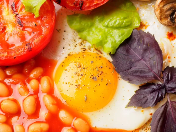Повний англійський сніданок включає ковбаски, на грилі помідори і гриби, яйце, бекон, Тушкована квасоля, хліб — стокове фото