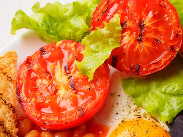 Tomates a la parrilla en desayuno inglés completo. macro — Foto de Stock