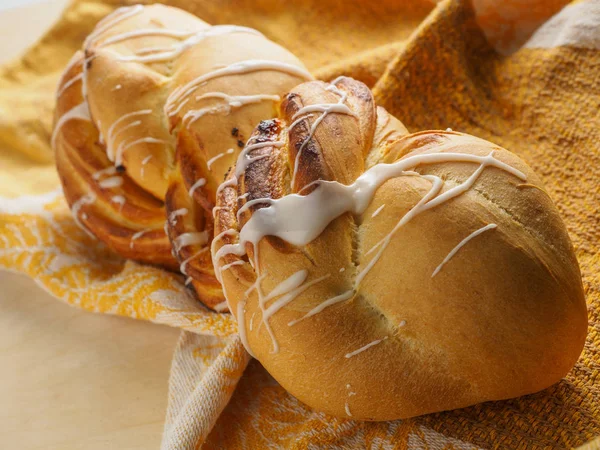 Süßer Laib Brot auf einem Tisch — Stockfoto