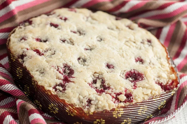Berry słodkie ciasto rundy na serwetka stół — Zdjęcie stockowe