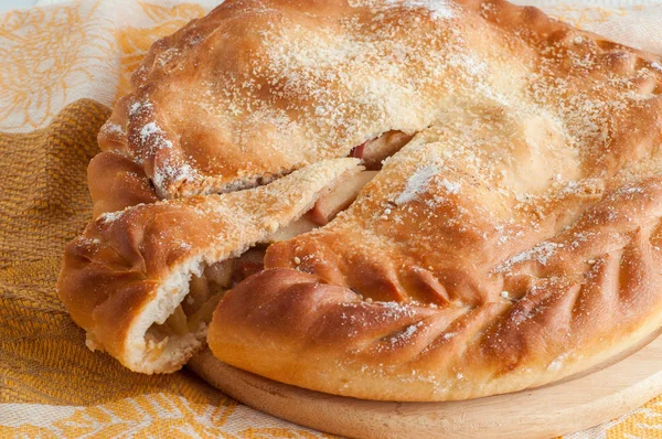 La torta redonda con el relleno a la mesa — Foto de Stock