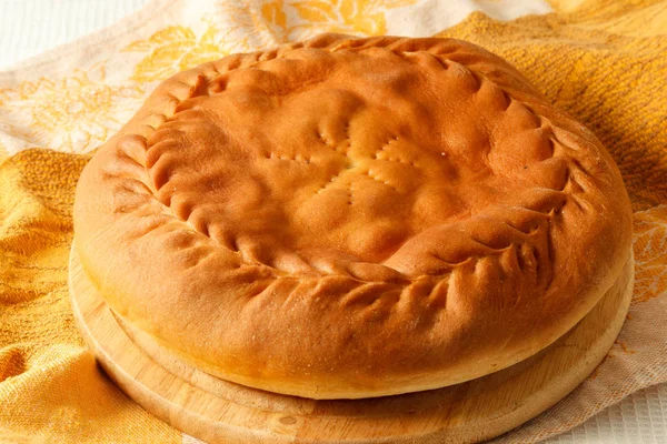 Round pie with filling on a table — Stock Photo, Image
