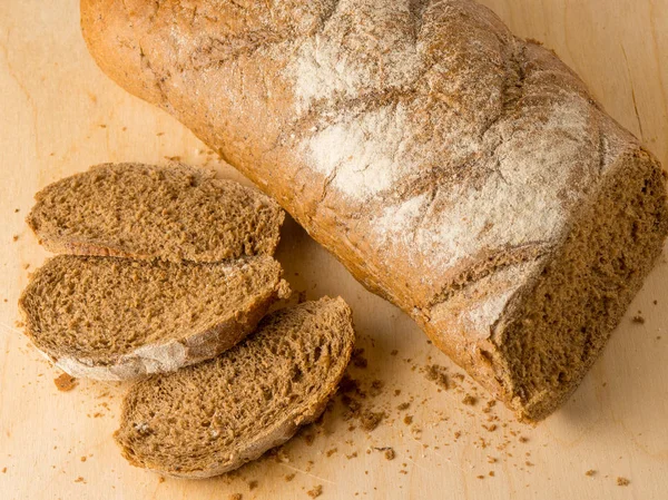 Zwart brood op een tafel — Stockfoto