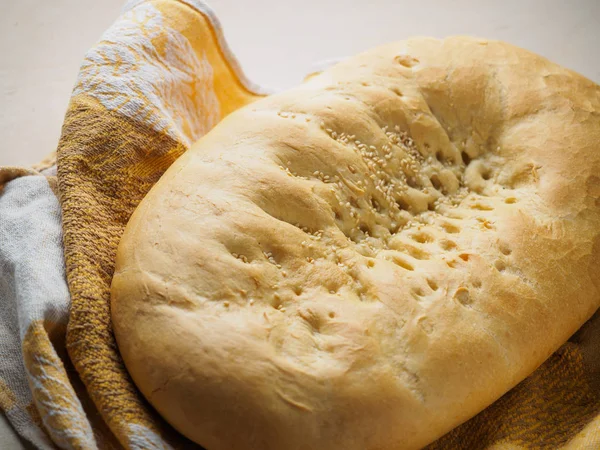 Pão de pão branco em uma mesa — Fotografia de Stock