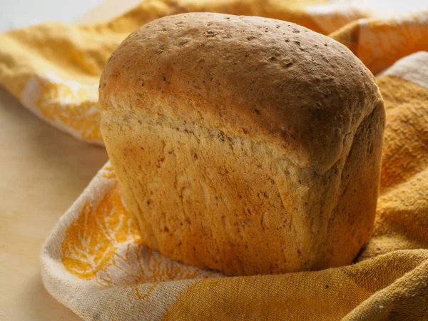 bir tablo üzerinde siyah ekmek