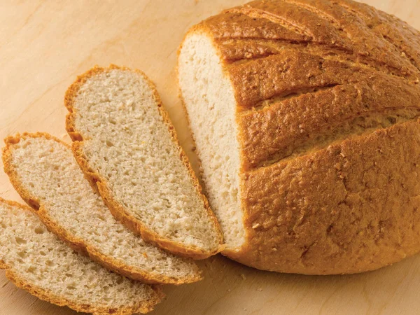 Limpa vitt bröd på ett bord — Stockfoto